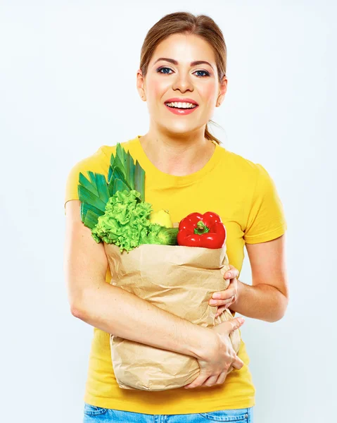 Sebzeli kağıt torba tutan kadın — Stok fotoğraf