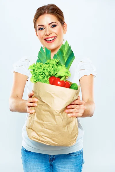 野菜が入った紙袋を持った女性 — ストック写真