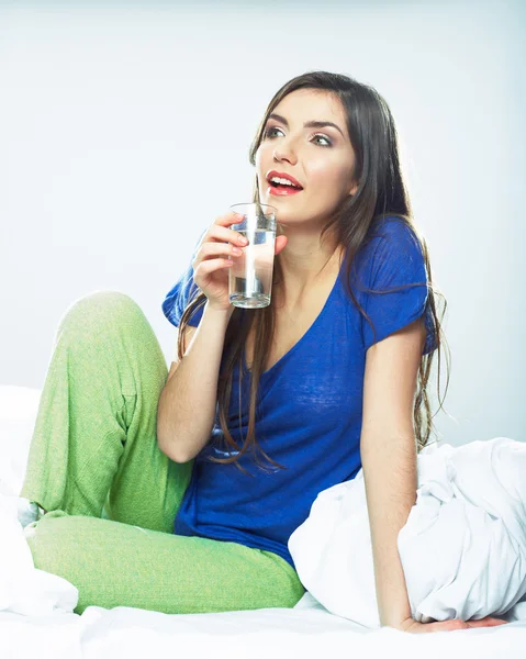 Mujer en cama sosteniendo vaso de agua . —  Fotos de Stock