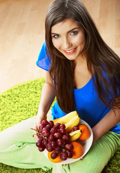 Mujer con frutas en plato — Foto de Stock