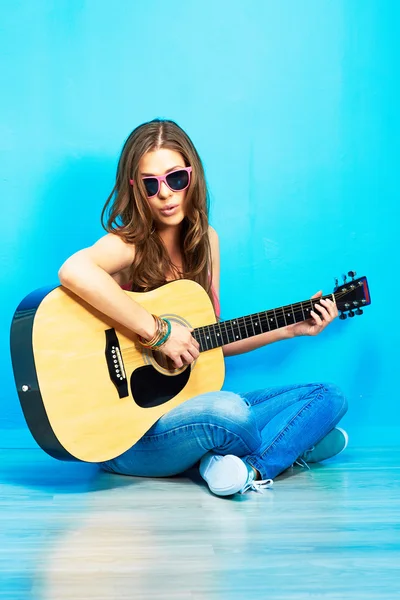 Teenage girl guitar player — Stock Photo, Image