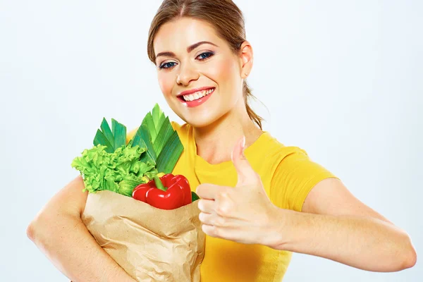 Kvinnan innehav väska med vegetarianmat. — Stockfoto