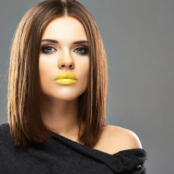 Retrato de belleza de moda de mujer joven sobre fondo gris —  Fotos de Stock