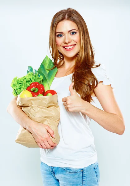 女人抱着纸袋与蔬菜 — 图库照片