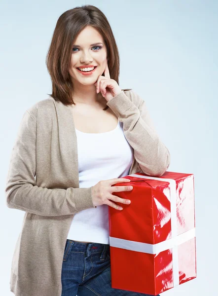 Женщина держит красный подарочный коробок — стоковое фото