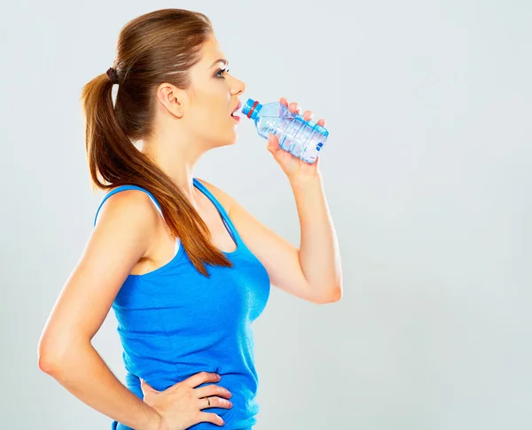 Urheilullinen nainen juomavesi — kuvapankkivalokuva