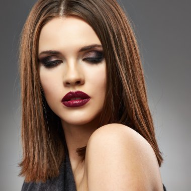 Kırmızı dudaklı kadın