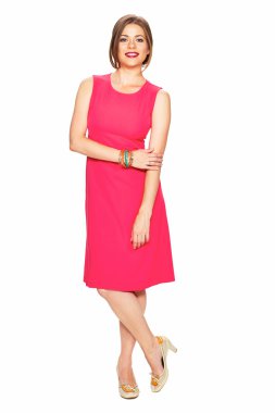 Kırmızı elbiseli gülümseyen kadın