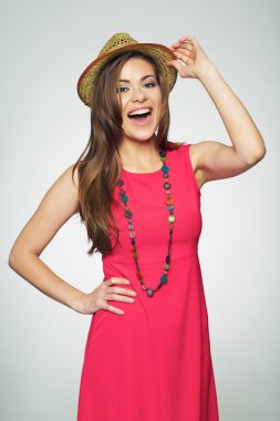 kadın kırmızı bir elbiseyle poz