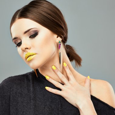 Sarı dudaklı kadın moda