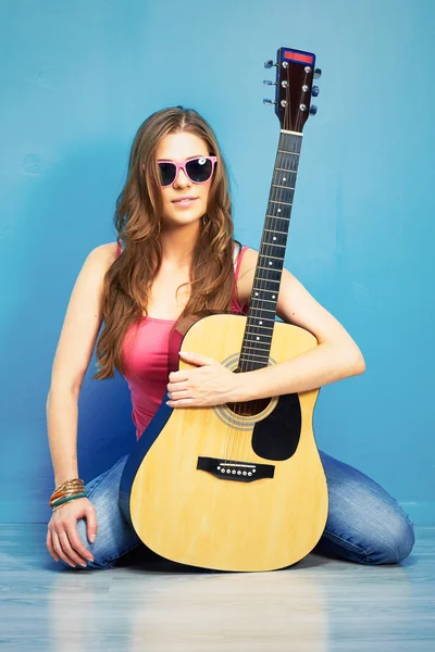 Ung kvinna med gitarr — Stockfoto