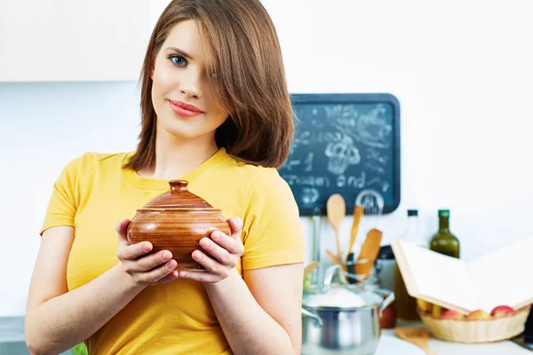 Femme debout avec pot — Photo