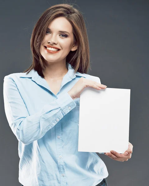 Femme d'affaires tient bannière blanche — Photo