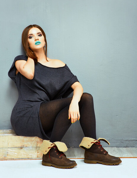 Модель моды с голубыми губами
