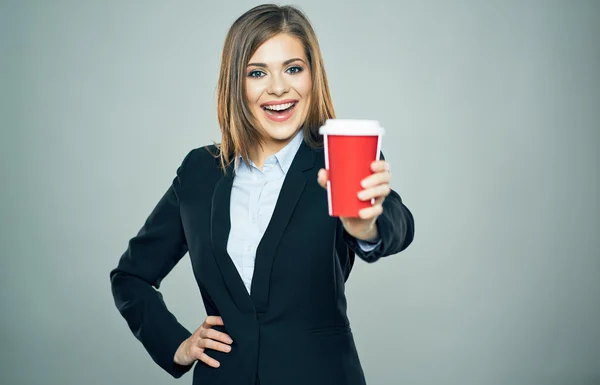 Affärskvinna holding kopp drink — Stockfoto