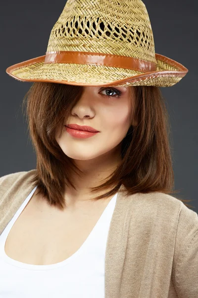Žena pózuje s kloboukem — Stock fotografie