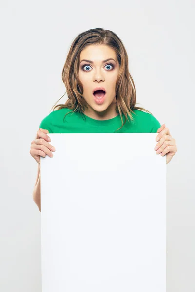 Mulher segurando placa de sinal em branco — Fotografia de Stock