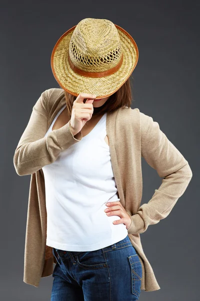 女性が帽子のポーズ — ストック写真