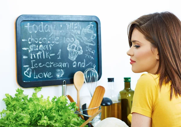 Schöne Frau in der Küche. — Stockfoto