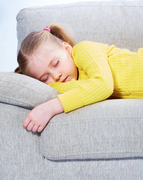 Dormire ragazza sul divano — Foto Stock
