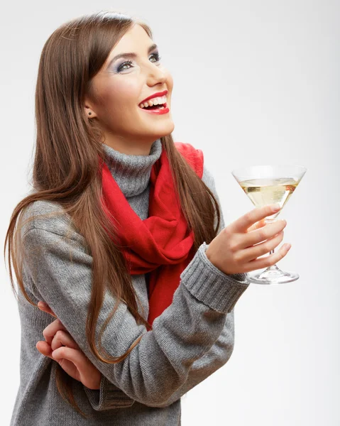 Усміхнена жінка п'є мартіні — стокове фото