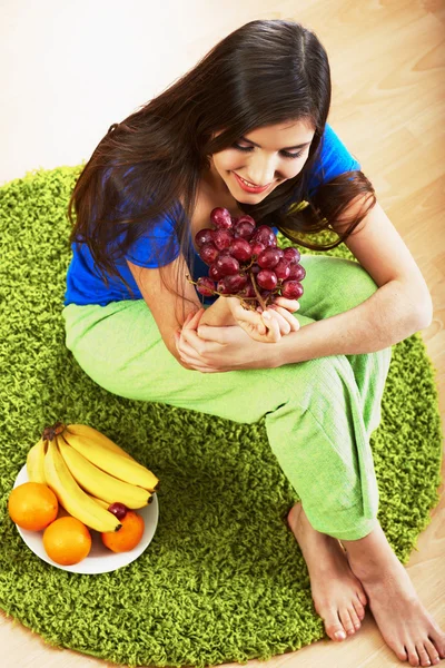 Junge Frau mit Früchten — Stockfoto