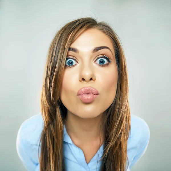 Vrouw Toon kiss lippen, gezicht portret van zakenvrouw. grappige fa — Stockfoto