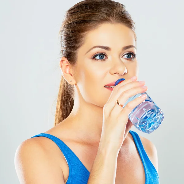 Mujer atlética bebiendo agua —  Fotos de Stock