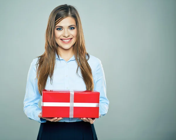 Zakenvrouw houden doos van de gift — Stockfoto