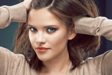 Modeli ile poz ellerini kaldırdı