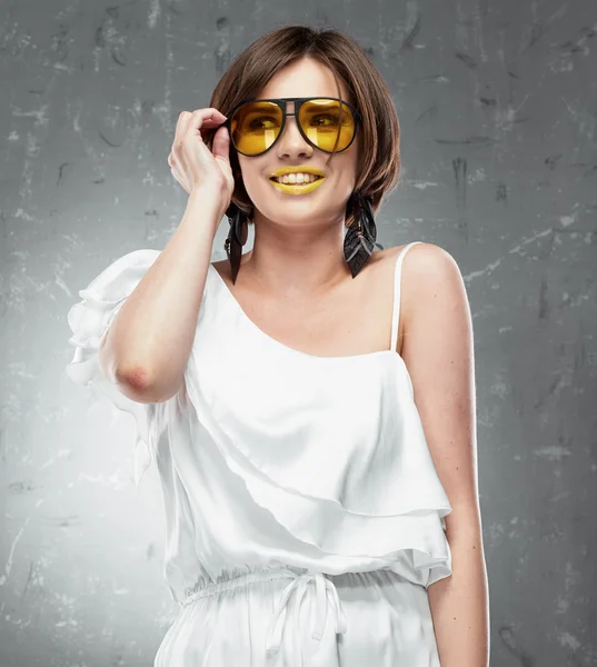 Kvinna poserar med gula solglasögon — Stockfoto