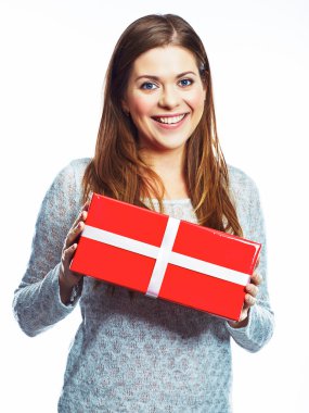 kadın hediye kutusu tutar