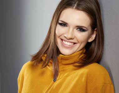 Genç, gülümseyen kadın