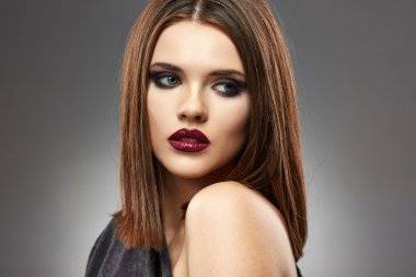 Kırmızı dudaklı kadın