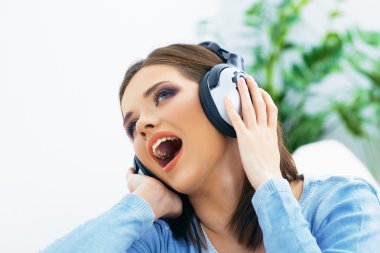 Genç şarkı söyleyen kadın