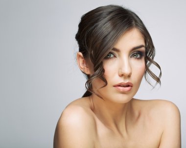 güzel bir kadın olan saç modeli