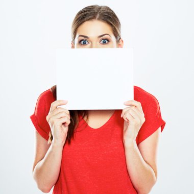 Kadın beyaz afiş tutar