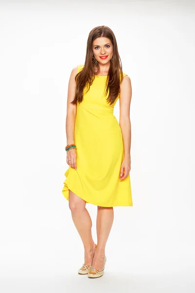 Модная женщина в желтом платье — стоковое фото