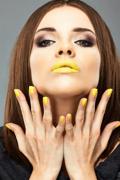 Красива жінка з жовтими губами — стокове фото