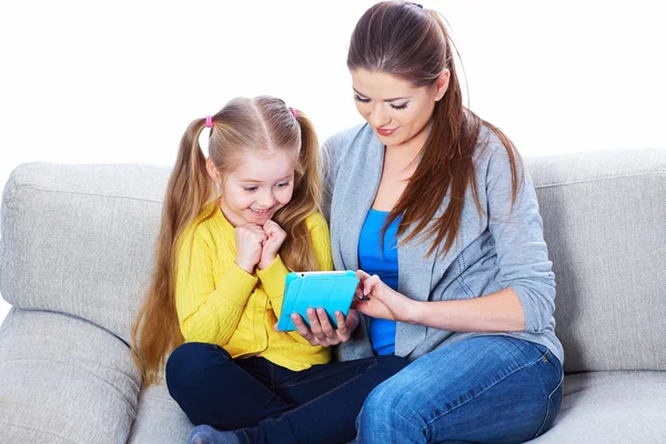 Criança e mãe com tablet PC — Fotografia de Stock