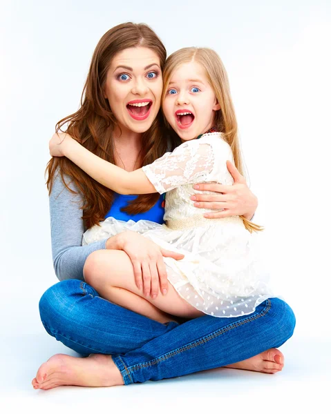 Menina e mãe abraçando — Fotografia de Stock