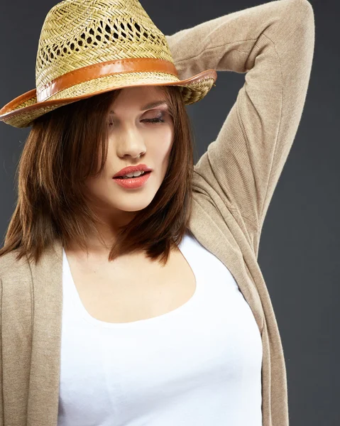 Femme posant dans le chapeau — Photo