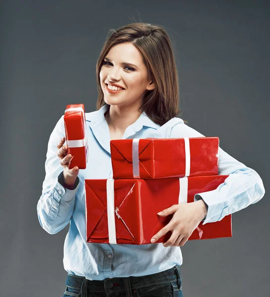 Donna che tiene scatole regalo rosse — Foto Stock