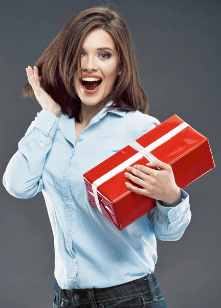 Surprised businesswoman holds red gift. — Stock Photo, Image