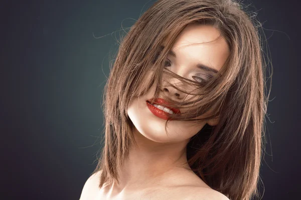 Bella donna con i capelli che soffiano — Foto Stock