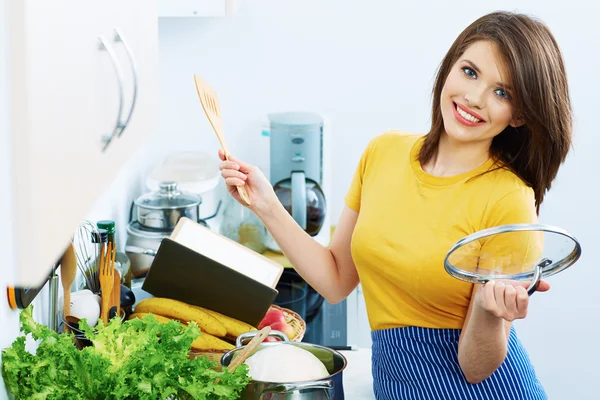 厨房里做饭的女人 — 图库照片