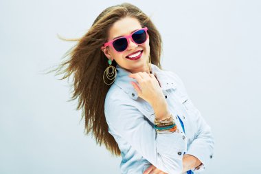Funky tarzı gülümseyen modeli