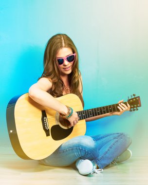 Gitar çalan genç kadın