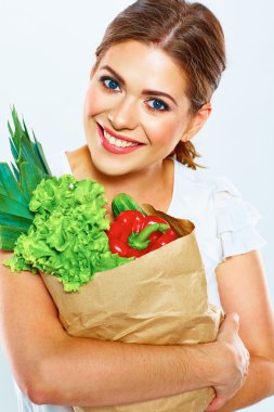 Kadın çanta içinde vegan gıda ile