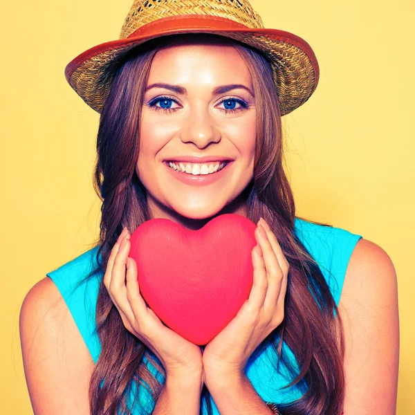 Mujer sosteniendo corazón rojo —  Fotos de Stock